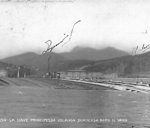 ab2566 - CARTOLINA  D'EPOCA GENOVA  Provincia : SESTRI Riva Trigoso NAVE AFFONDA