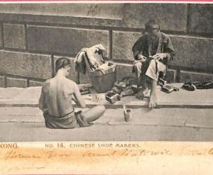 af8836 - HONG KONG -  VINTAGE POSTCARD - Chinese shoe Makers - RR!