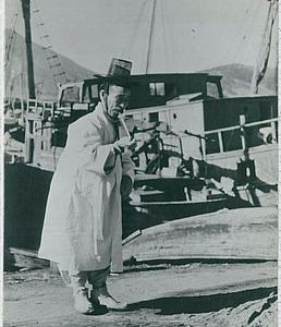 35270   Vintage postcard:  KOREA   - Busan : KOREAN GENTELMAN in HOLIDAY DRESS