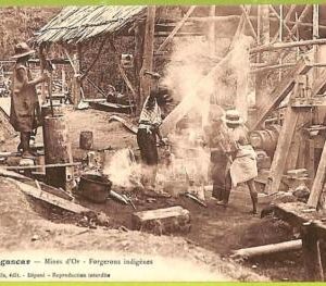 ah0307 - MADAGASCAR - VINTAGE POSTCARD - ETHNIC Gold Mines