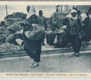 79326 - ALBANIA - VINTAGE POSTCARD:  MARKET DAY!  1940