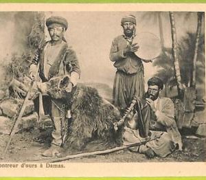 ah0328 -  VINTAGE POSTCARD - Damascus - Ethnic BEAR HANDLERS