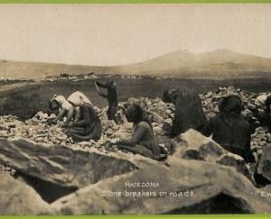 ae9691 -  MACEDONIA - VINTAGE POSTCARD -  Stone breakers on roads - Real Photo