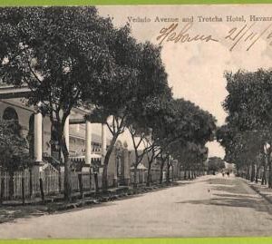 12741 - HABANA - Vintage Postcard - Vedado Avenue and Trotcha Hotel
