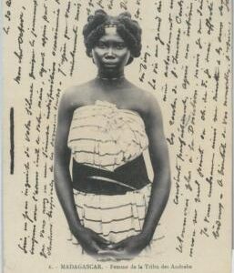 80154 -  MADAGASCAR -  Vintage Postcard - ETHNIC : Andrabe Tribe female 1906