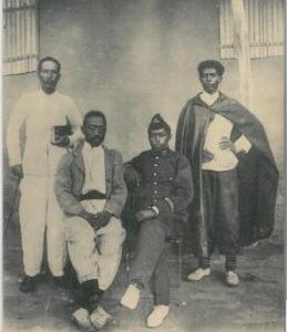 80163 -  MADAGASCAR -  Vintage Postcard - ETHNIC : Nossi-Be  HOVAS  1906