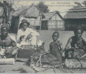 80166 -  MADAGASCAR -  Vintage Postcard - ETHNIC :  SAKAVALES