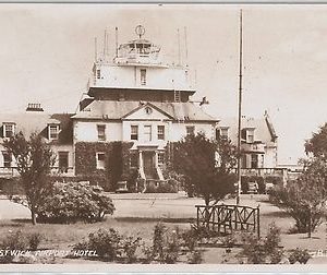 55251  -  GREAT BRITAIN -  VINTAGE POSTCARD :  PRESTWICK AIRPORT HOTEL - NICE!