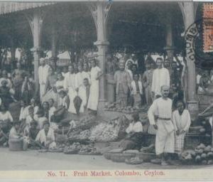 80363  -   CEYLON  - VINTAGE POSTCARD   -  COLOMBO -  Ethnic: FRUIT MARKET
