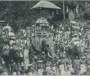 80387  -   CEYLON  - VINTAGE POSTCARD   -   Ethnic:  BUDDHIST PROCESSION