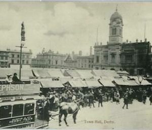 a0534 - GB  -  VINTAGE POSTCARD - DERBY town hall - TRAM & MARKET