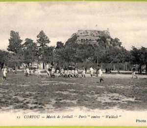 af2121 - GREECE - VINTAGE POSTCARD - Corfou - Ethnic (Match de football)