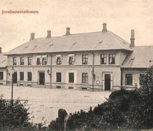 ac9542 - DENMARK - VINTAGE POSTCARD - Maribo, Jernbanestationen