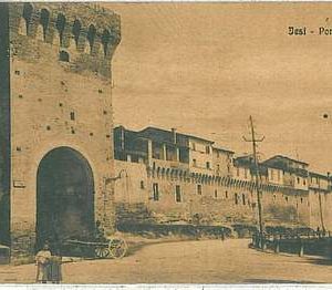 CARTOLINA d'Epoca ANCONA provincia : IESI - Porta Valle 1917