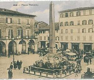 CARTOLINA d'Epoca ANCONA provincia : IESI - Piazza Plebiscito