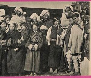 ag3809  - INDIA - VINTAGE POSTCARD - A group of Darjeeling people