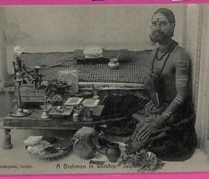 ag3817  - INDIA - VINTAGE POSTCARD -  Jaipar, A Brahman in worship