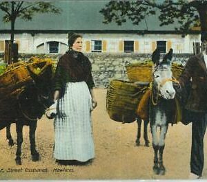 92288 - GIBRALTAR - VINTAGE   POSTCARD -  STREET  VENDORS Hawkers