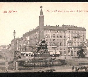 ab1286 - CARTOLINA D'EPOCA - MILANO Città : Monumento 5 Giornale