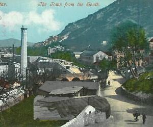 92260  - GIBRALTAR - VINTAGE   POSTCARD -  The TOWN from the SOUTH