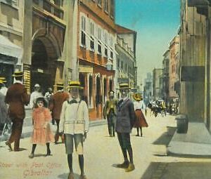 92271 - GIBRALTAR - VINTAGE   POSTCARD -  WATERPORT Street with POST OFFICE