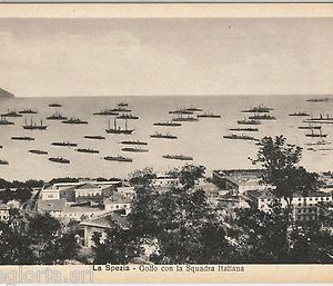 56090  -- CARTOLINA d'Epoca - LA SPEZIA città:  GOLFO con la SQUADRA ITALIANA