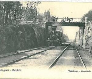 05543  - VINTAGE POSTCARD: FINLAND - HELSINKI - TRAIN!