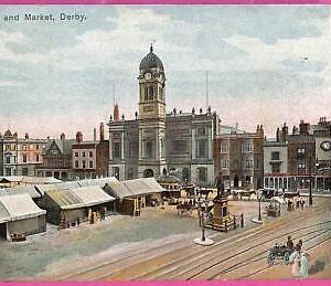 1660 - GREAT BRITAIN - VINTAGE POSTCARD  - DERBY, Town Hall and Market