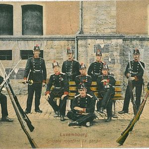 08556  - LUXEMBOURG  - Vintage Postcard  CPA -  Luxemburg Town  SOLDIERS
