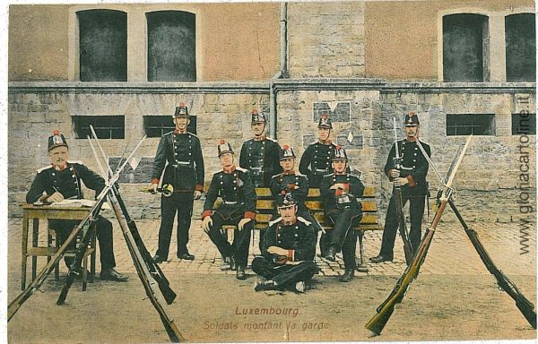 08556  - LUXEMBOURG  - Vintage Postcard  CPA -  Luxemburg Town  SOLDIERS