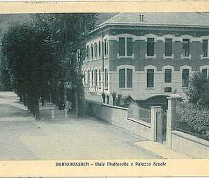 27588   CARTOLINA d'Epoca VERBANIA provincia : Domodossola - SCUOLE 1914