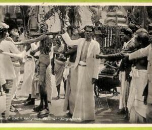 ae9327 - SINGAPORE -  VINTAGE POSTCARD - Devotee at Tamil Religious Festival