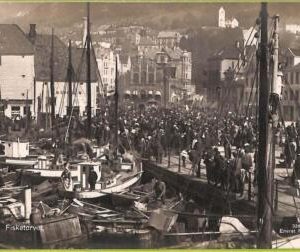 ad1740 - NORWAY - VINTAGE POSTCARD - Bergen - (se c'era+gente,cadevano in mare)