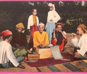 af9279 - MYANMAR   Burma -  VINTAGE POSTCARD - Ethnic FORTUNE TELLER!