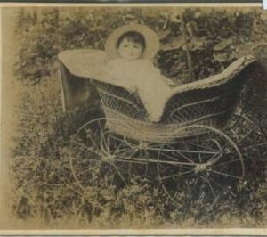 87503 - ITALY - VINTAGE PICTURE : Child in BIG BUGGY