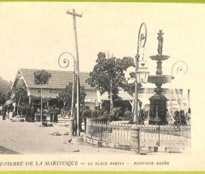 ae9129 - MARTINIQUE -  VINTAGE  POSTCARD - Saint-Pierre - La Place Bertin