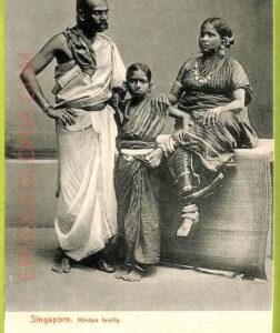 ae9315 - SINGAPORE -  VINTAGE POSTCARD - Hindoo family - Costumes