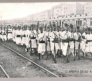 ab0490 - CARTOLINA D'EPOCA - ROMA Città : L' Arrivo degli Ascari