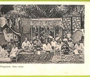 ae9319 - SINGAPORE -  VINTAGE POSTCARD - Malay Ladies - Ethnic