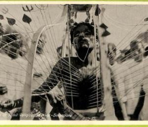 ae9328 - SINGAPORE -  VINTAGE POSTCARD - Devotee at Tamil Religious Festival
