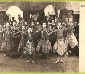 ae9325 - SINGAPORE -  VINTAGE POSTCARD - Dancing