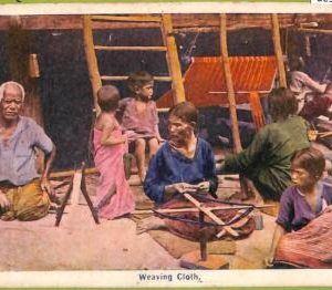 ae9320 - SINGAPORE -  VINTAGE POSTCARD - Weaving Cloth - Ethnic - 1920