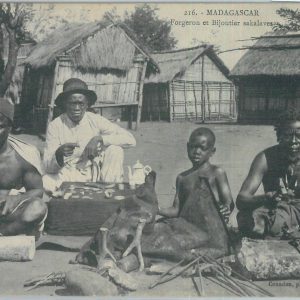 80166 -  MADAGASCAR -  Vintage Postcard - ETHNIC :  SAKAVALES