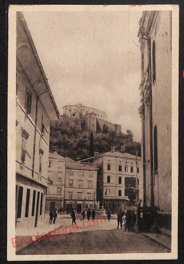 ag1655 - CARTOLINA D'EPOCA - Gorizia Città - La via delle Scuole e il Castello