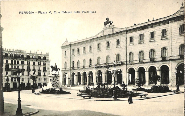 ab8849-CARTOLINA  D'EPOCA -Perugia Città-Piazza V. E. e Palazzo della Prefettura