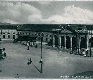 29076  CARTOLINA d'Epoca ANCONA città : PIAZZA STAZIONE