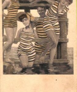 ab6713 - VINTAGE POSTCARD - Glamour Ladies BATHING COSTUMES