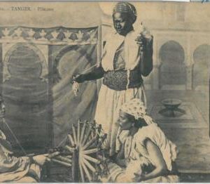 80181 - MOROCCO  - VINTAGE POSTCARD -   Tanger ETHNIC : Cotton spinning