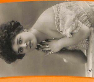 AA8316- VINTAGE POSTCARD - CINEMA ACTRESS: BETTY DARMAND
