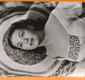 AA8710 -VINTAGE POSTCARD - CINEMA ACTRESS: YVONNE DE CARLO